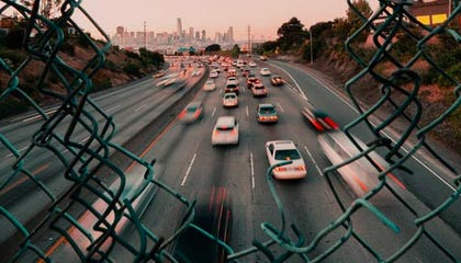 电鸽深度揭秘：热点事件风波背后，网红在公司会议室的角色极其令人意外